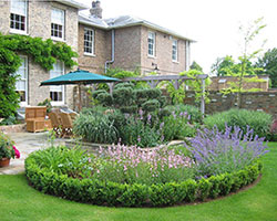 大气优雅的英式别墅庭院来袭，地产景观设计你hodl的住吗